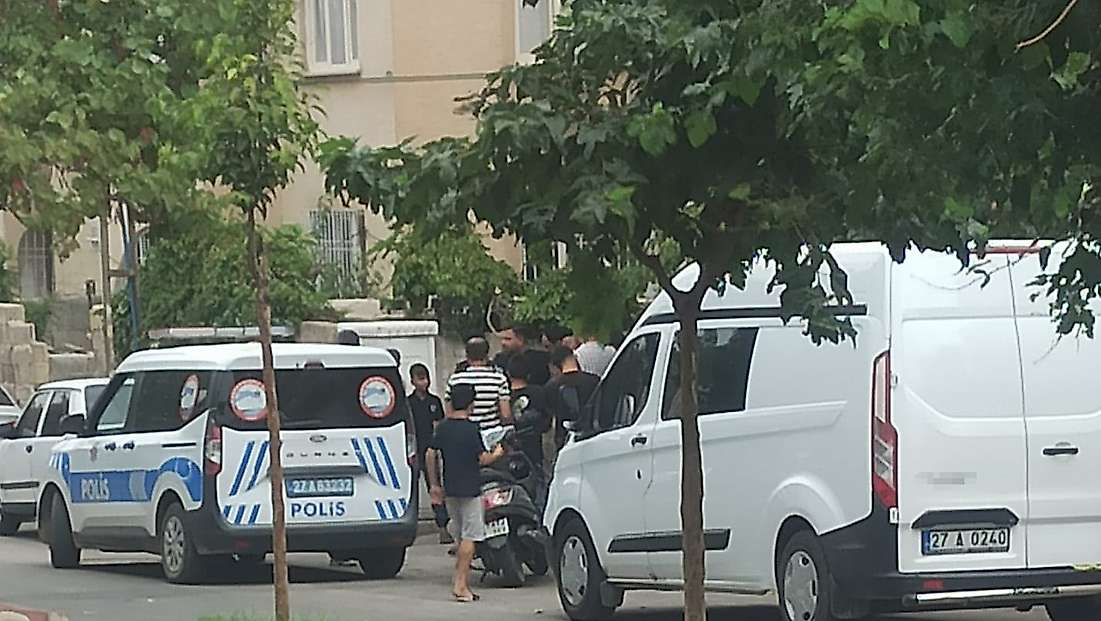 Annesiyle tartışırken havaya ateş açtı, balkondaki kadını vurdu