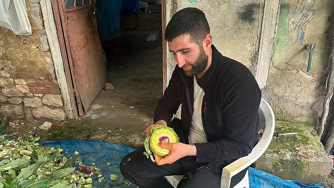 Bu sebzeyi soyarak ayda 240 bin lira kazanıyor