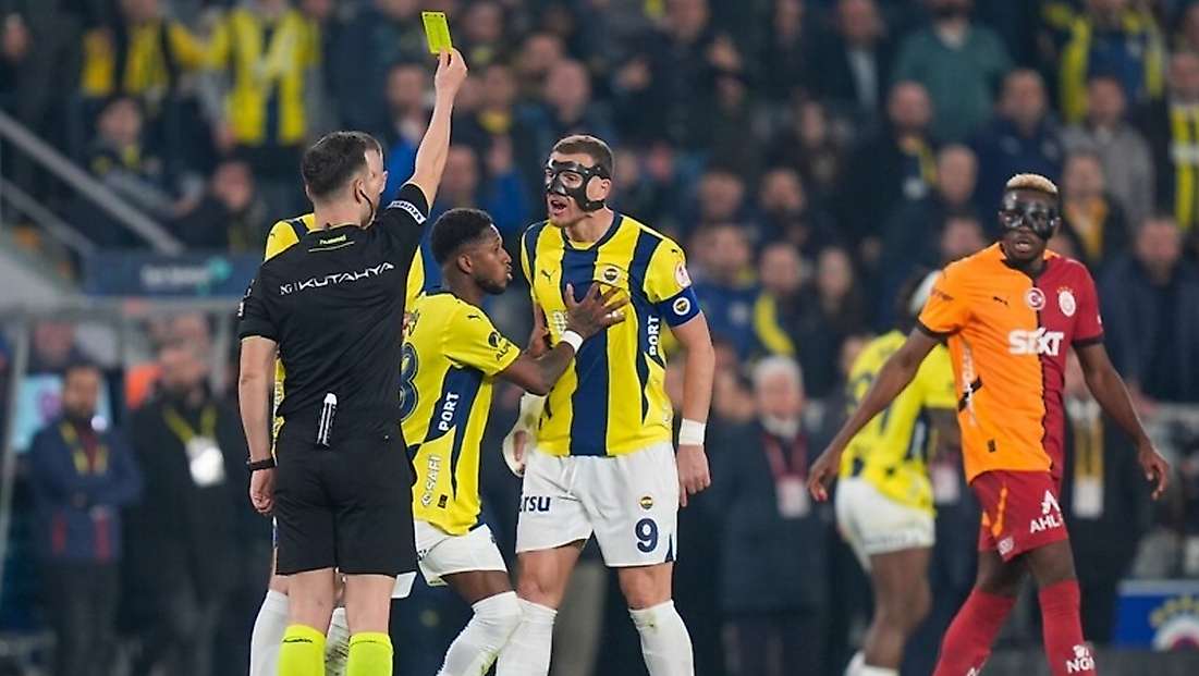 Derbilerde kartlar havada uçuşuyor