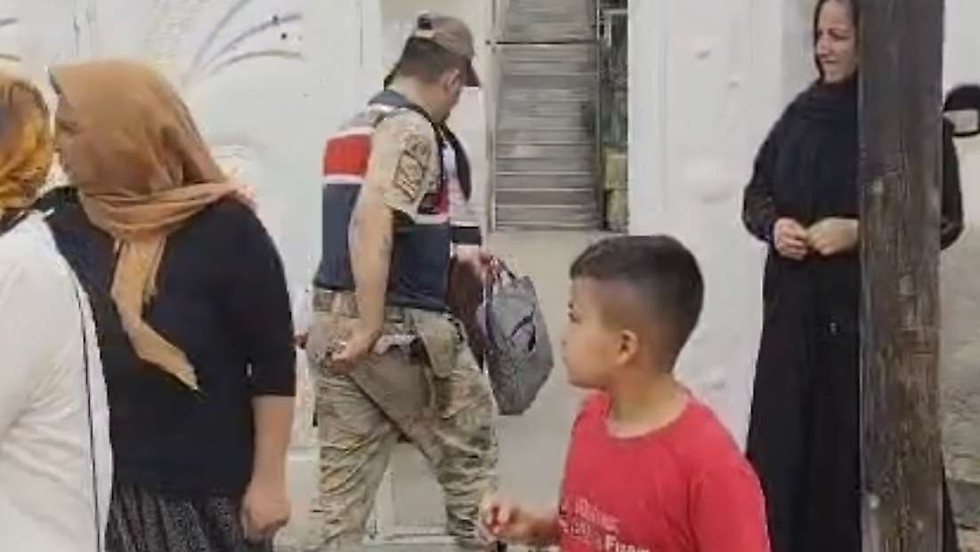 Ev sahibini bıçaklayıp sandalyeye bağladılar, gasbettikleri altınlarla kaçtılar