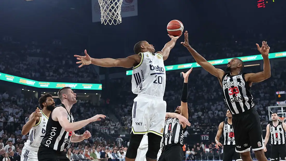 Fenerbahçe şampiyonluk, Beşiktaş seriyi uzatmak için parkede!