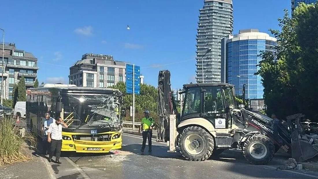 İstanbul’da korkutan çarpışma: Özel halk otobüsü iş makinesine çarptı