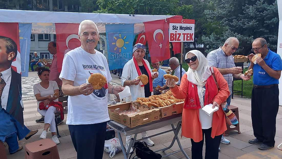 İYİ Parti Seydişehir’den şehitler anısına pişi ikramı