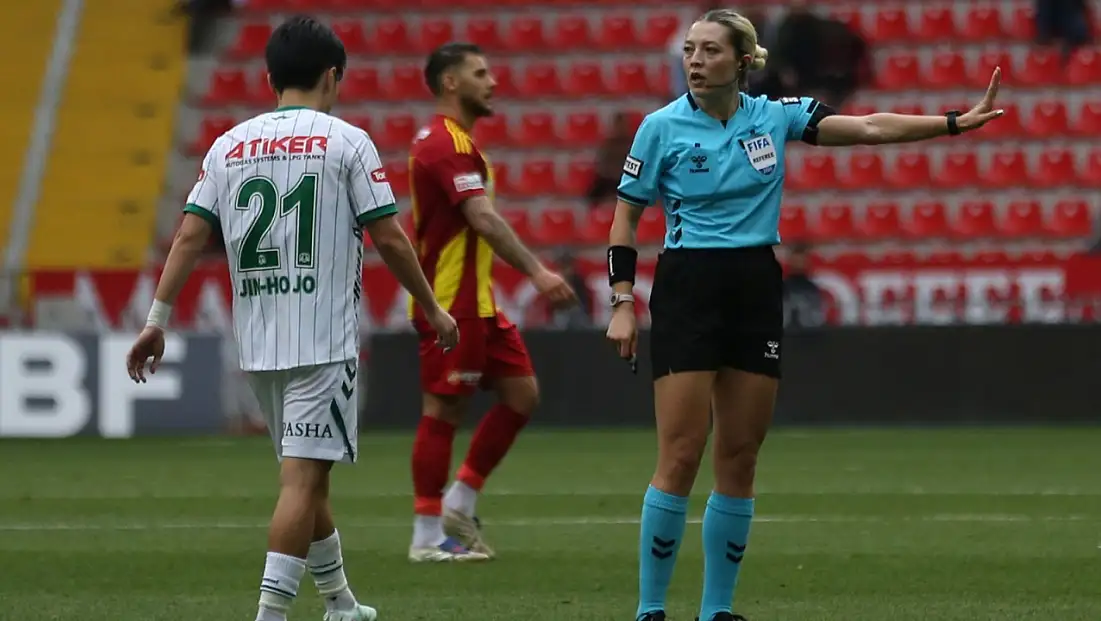 Kayseri-Konya maçının hakemi ilki yaşadı
