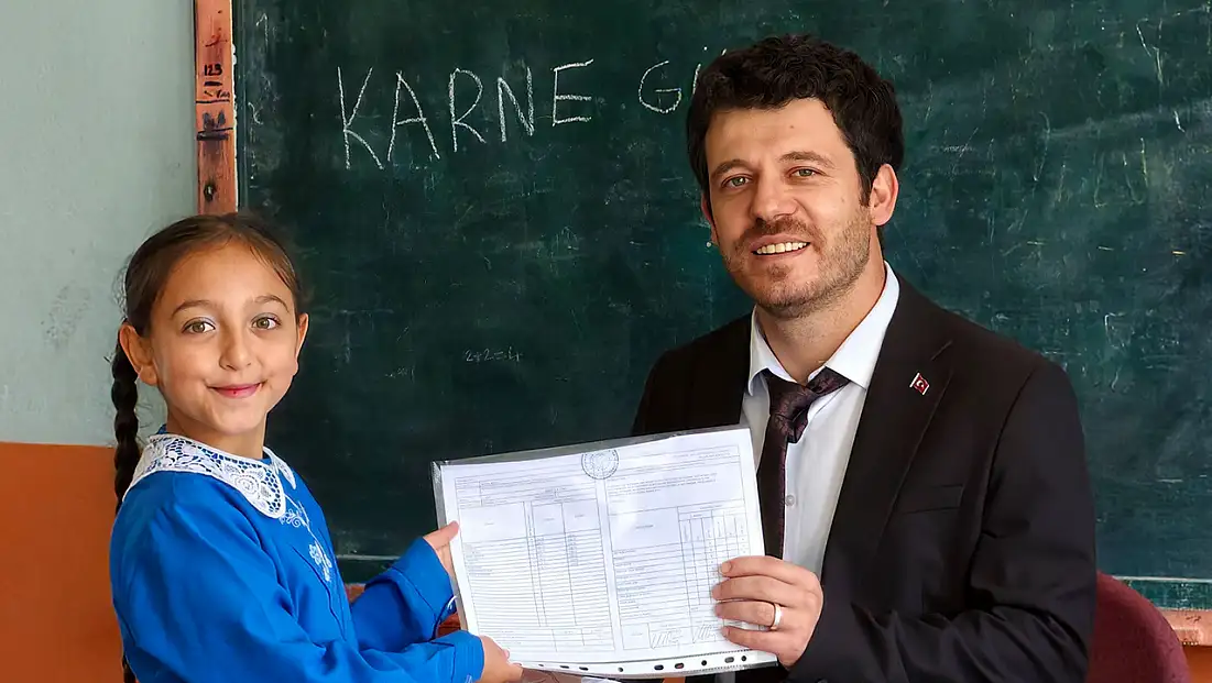 Konya’da duygulandıran tablo: Okulun tek öğrencisi karnesini aldı!
