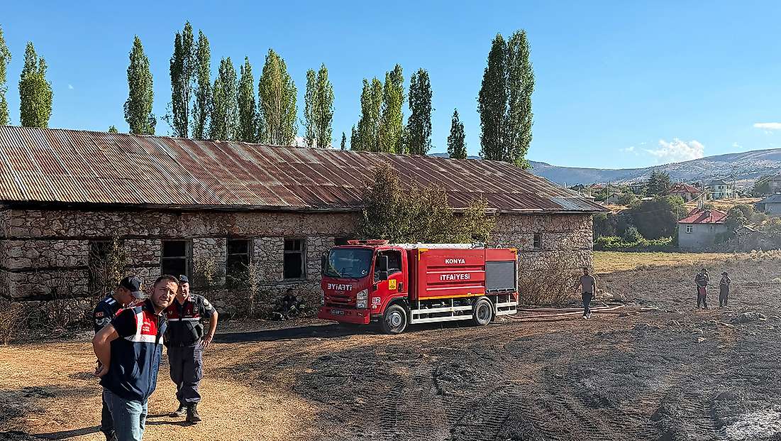 Konya'da panik anları! Saman yüklü kamyon alevler içind ekaldı