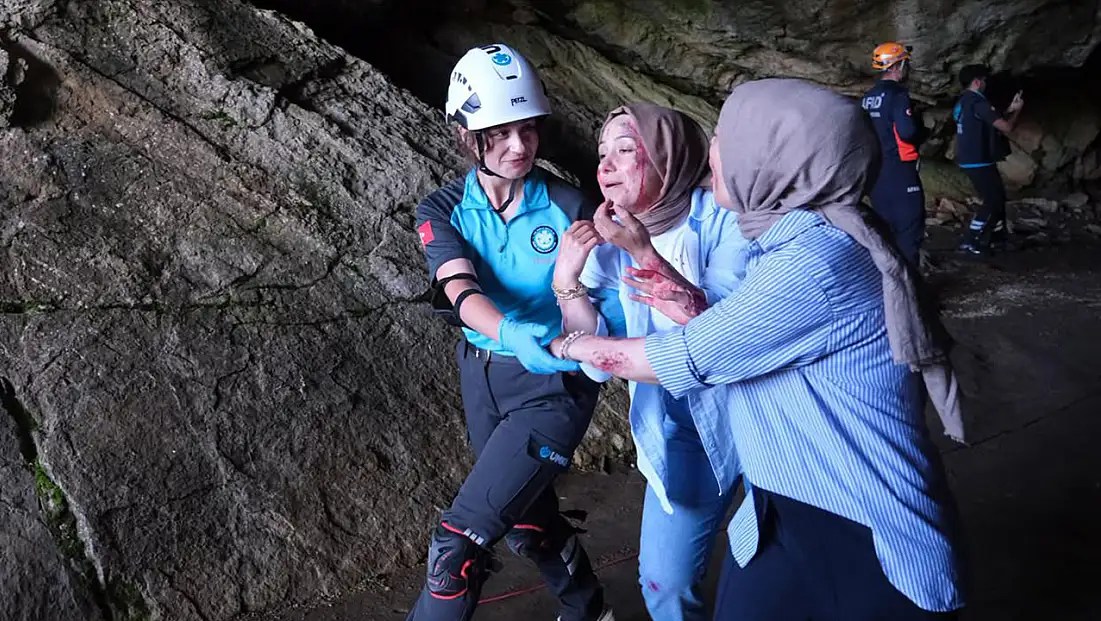 Konya’daki mağarada filmleri aratmayan tatbikat