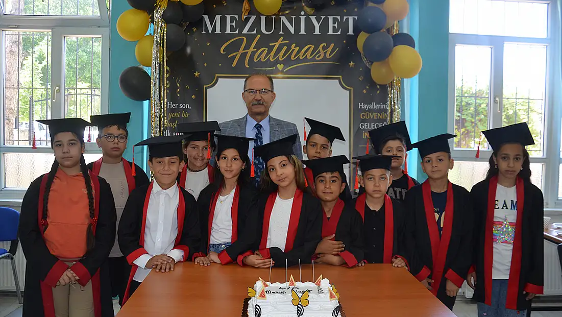 Konya’daki okul 99. mezunlarını verdi