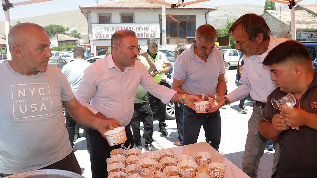 Konya'nın Halkapınar ilçesinde aşure ikramı yapıldı