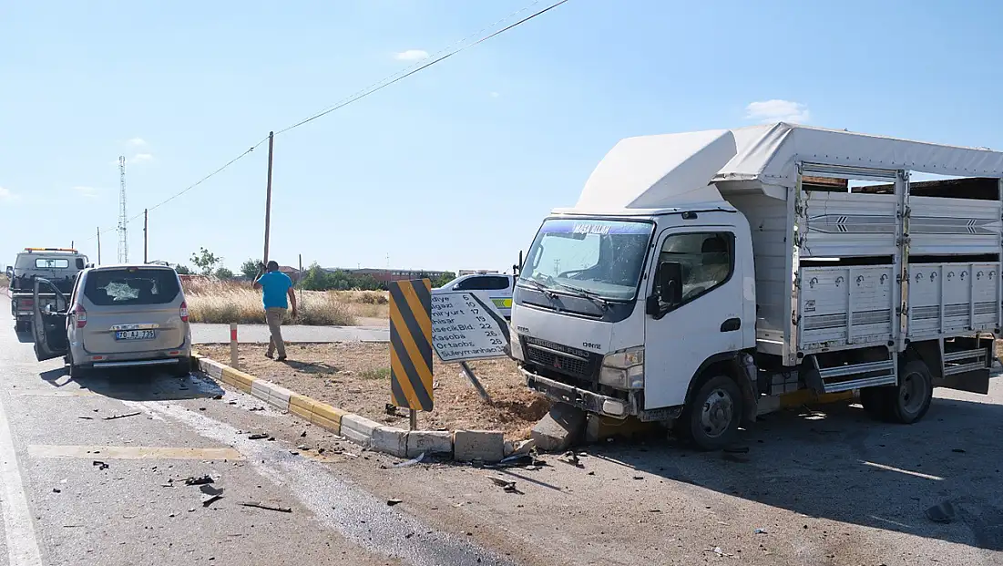 Konya yolunda feci kaza! Hafif ticari araçla kamyonet çarpıştı