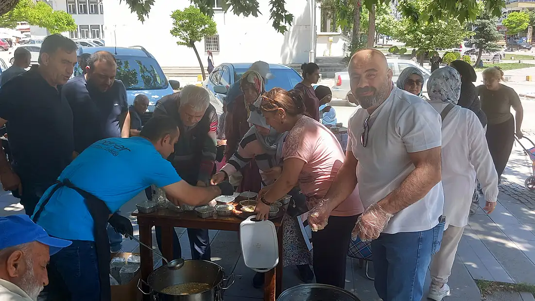 Konyalı esnaflardan vatandaşa aşure ikramı
