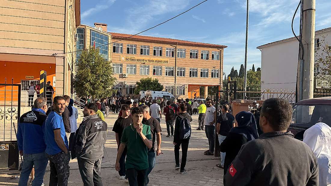 Manisa’da okul önünde silahlı saldırı! 10 öğrenci yaralandı