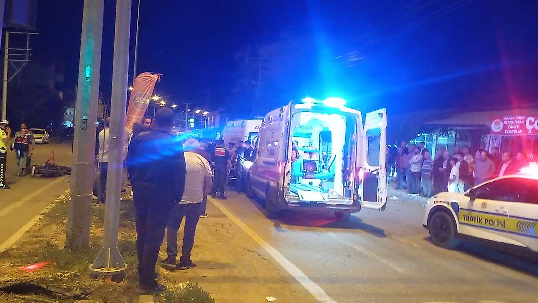 Otomobille çarpışan motosikletteki 2 kişi yaralandı