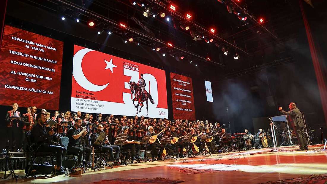 Selçuklu'da renkli akşam: Zafer Bayramı coşkusu müziğe yansıdı