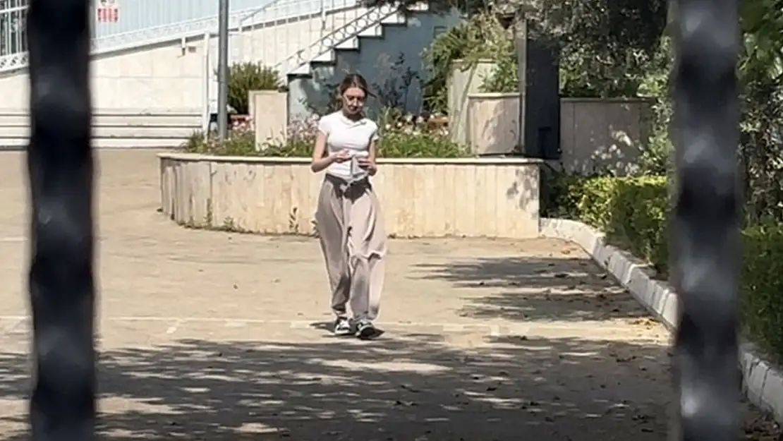 10 saniyeyle hayalleri kapıda kaldı: YKS'ye geç kalan öğrencinin üzüntüsü kamerada