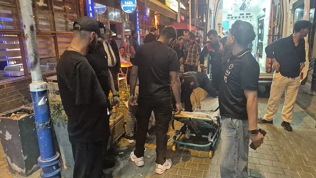 Barlar Sokağı'nda bıçaklı dehşet: Hastaneye kaldırıldı