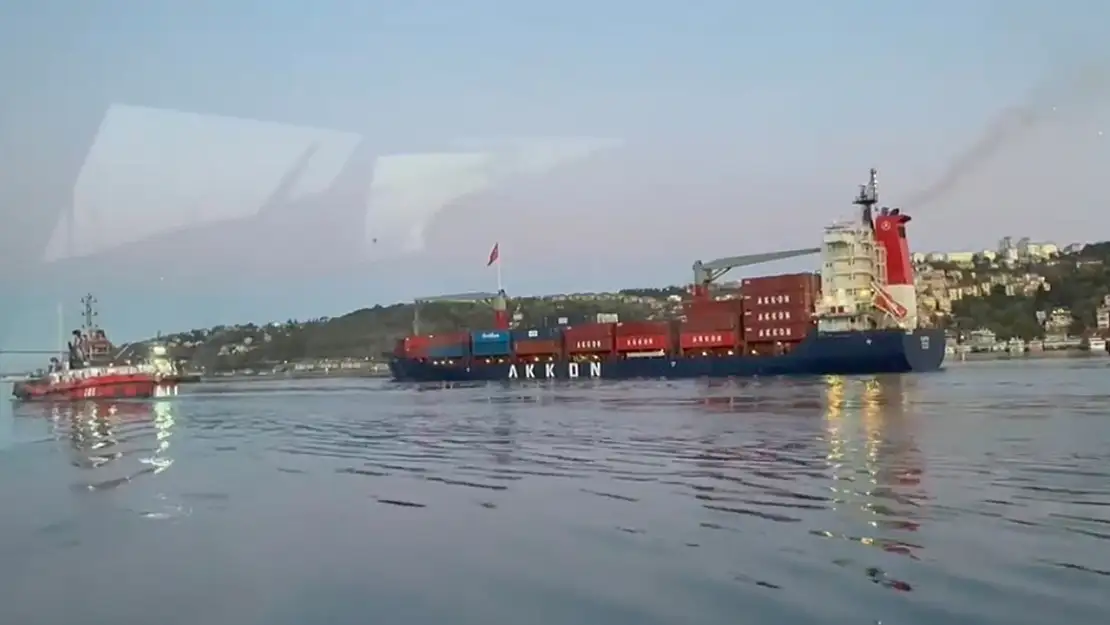 Boğazda korkutan anlar: Yalıya kıl payı kala durdu