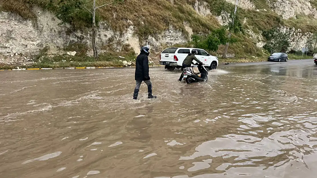 Fırat Nehri yükseldi: Dubalarda tehlike alarmı