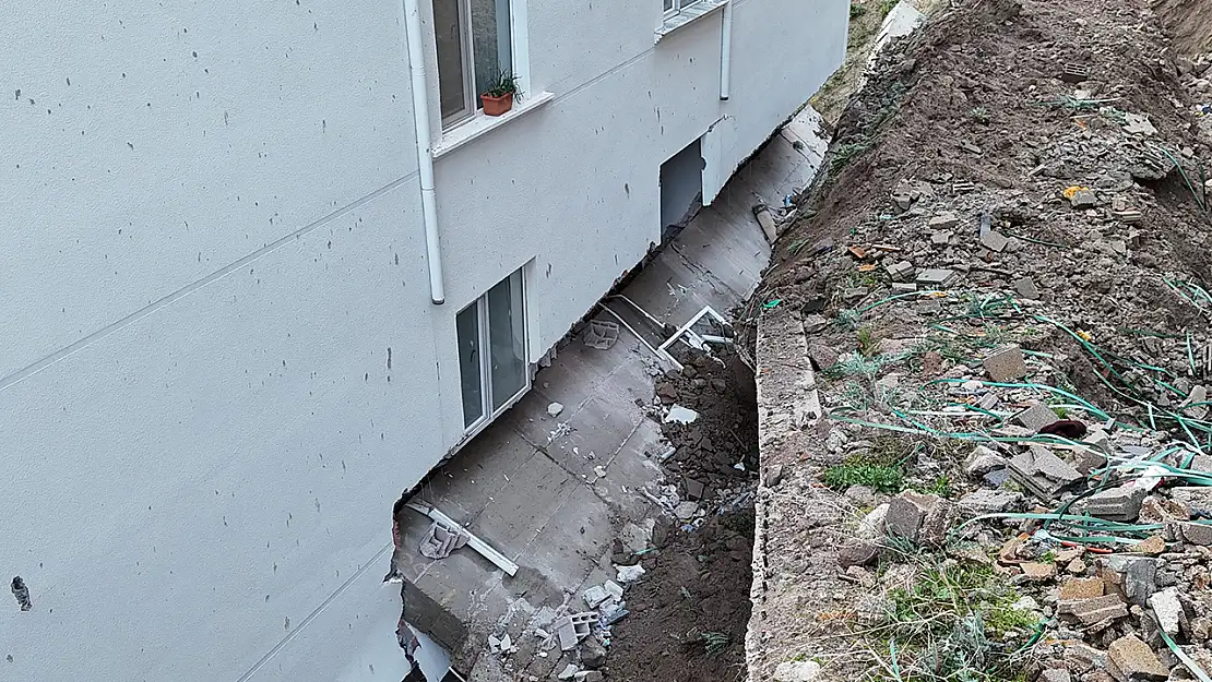 İstinat duvarı evlerin içine girdi: Bina sakinleri evsiz kaldı