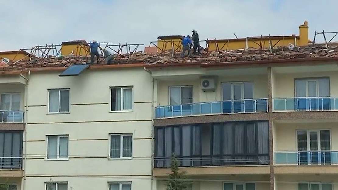 Konya'da çatıda ölümle dans! İşçilerin tehlikeli çalışması kamerada