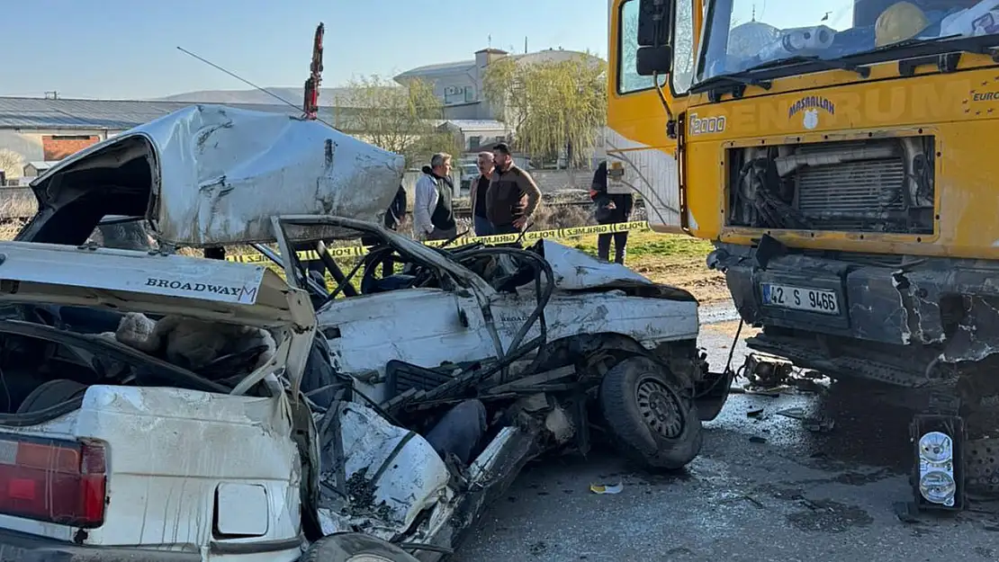 Konya'da korkunç anlar: Tır, otomobili metrelerce sürükledi!