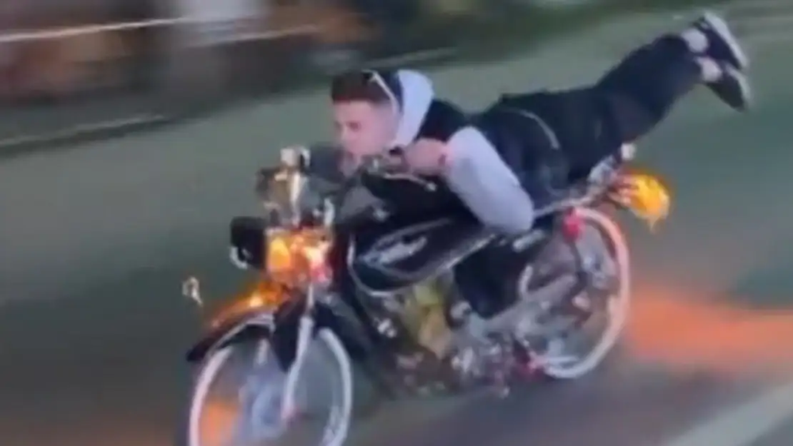 Motosiklet üzerinde ölümle dans etti: O anlar kamerada