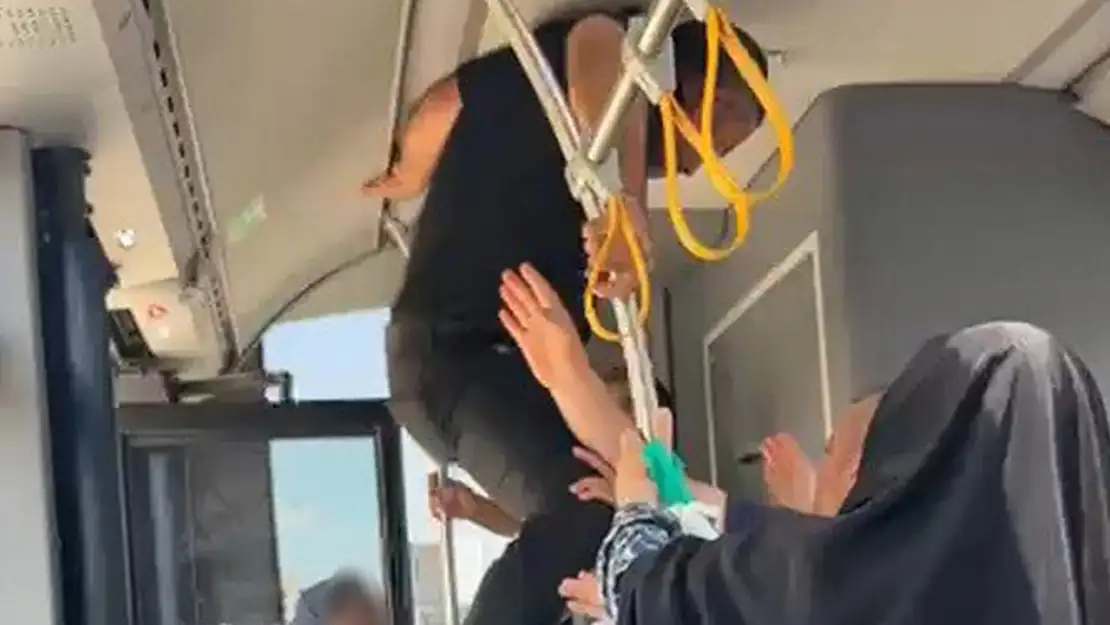 Otobüsteki yumruklu kavga kameralara yansıdı