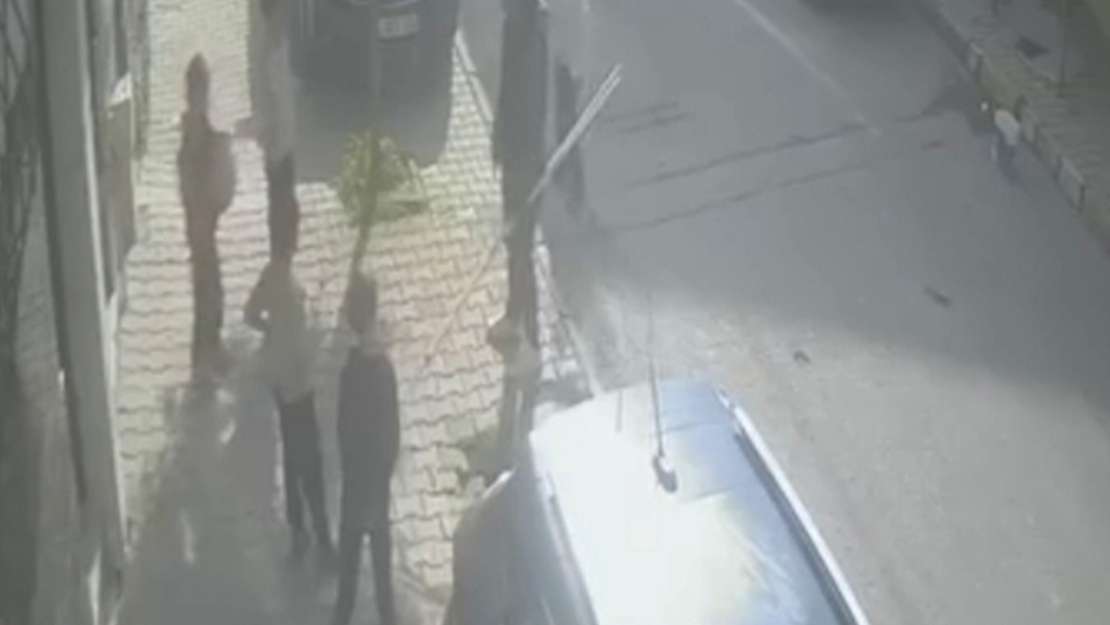 Sokaktaki çocuklara saldırıp bıçakla kapıya dayandı! İşte dehşet anı