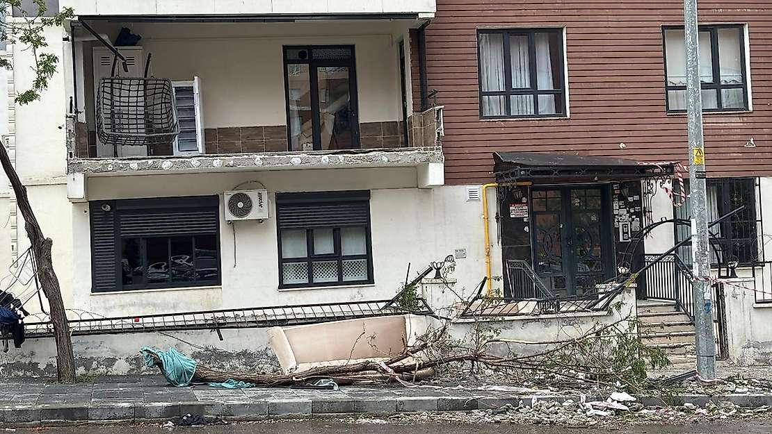 'Süper hücre' fırtınasının bilançosu ağır: Balkon duvarları yıkıldı