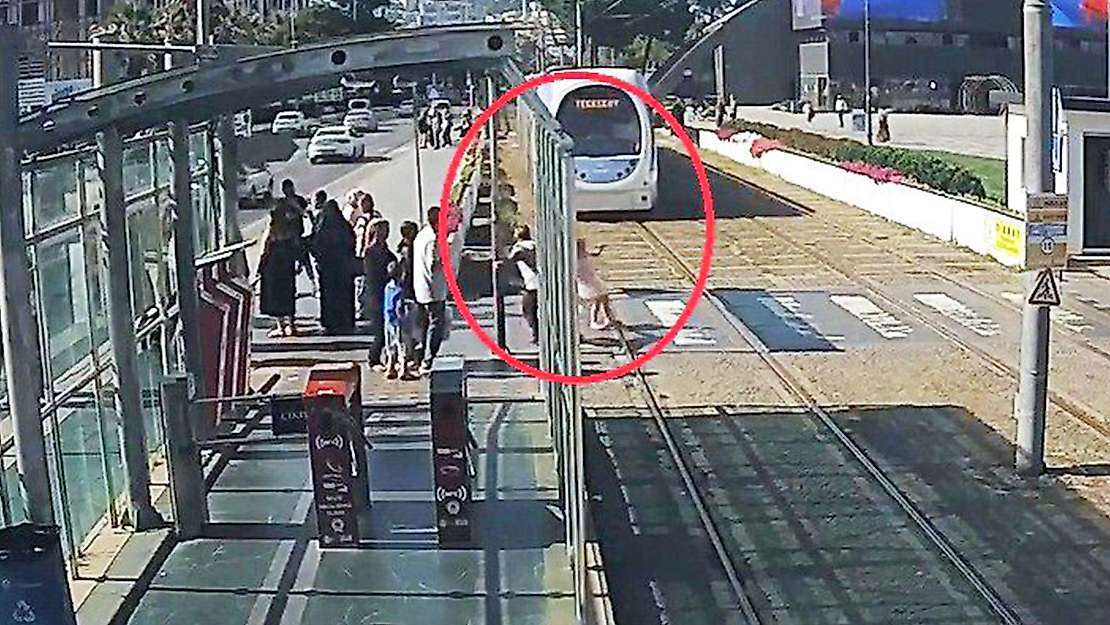 Tramvaya koşan çocuğu son anda kurtardı: 'Kendi kızım aklıma geldi'