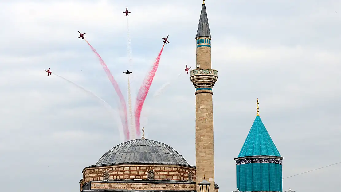 Türk Yıldızları'ndan Konya semalarında büyüleyen gösteri