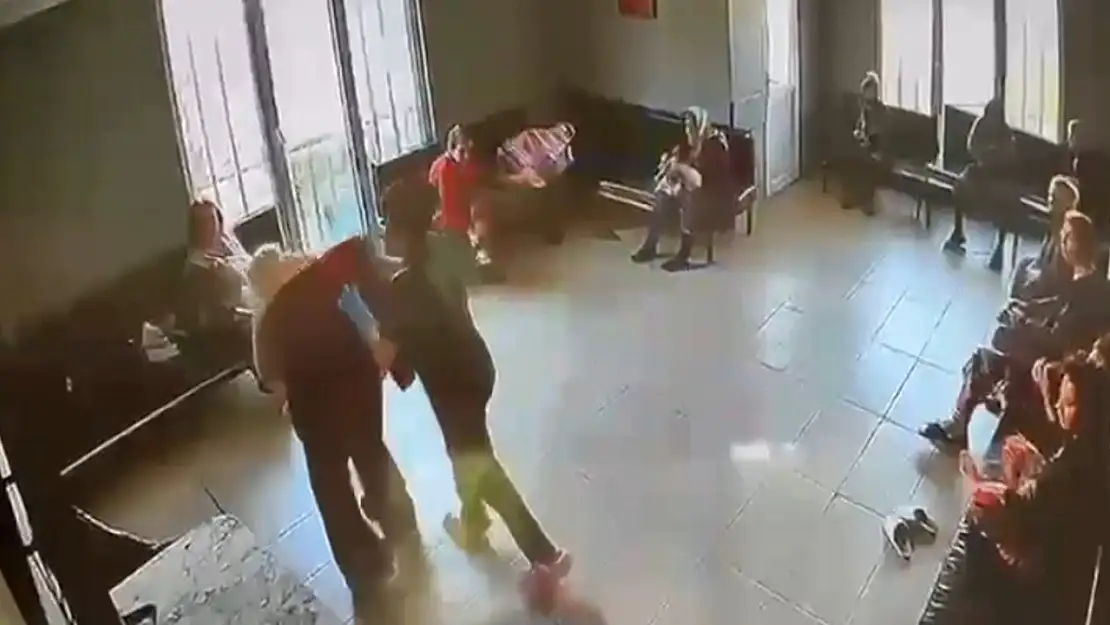 Yaşlı bakımevinde skandal görüntüler: 2 hastayı darbedip tükürdü