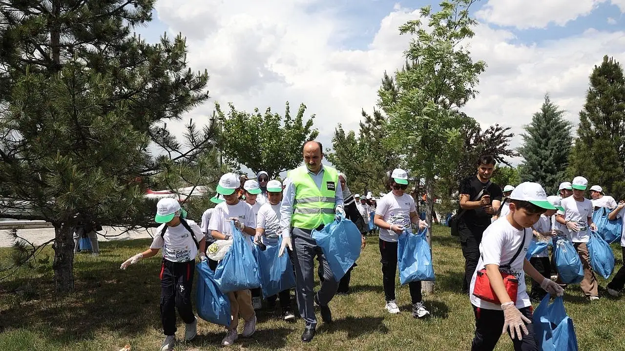 Başkan Altay, çocuklarla birlikte çevre temizliği yaptı
