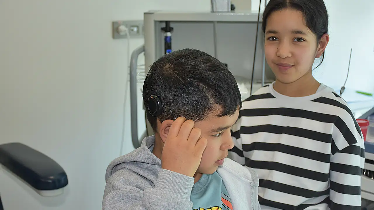 Doğuştan işitme engelli kardeşler Konya'da mutluluğa kavuştular