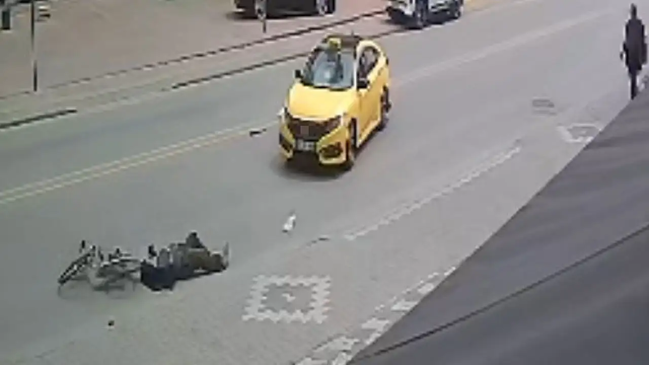 Konya’da bisikletliye taksi çarptı: Kaza anı kamerada!