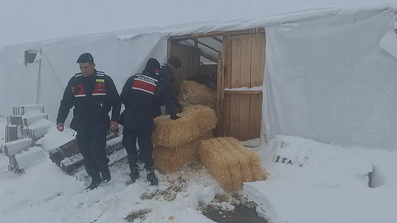 Konya'da kar esareti: Ekipler yardıma koştu