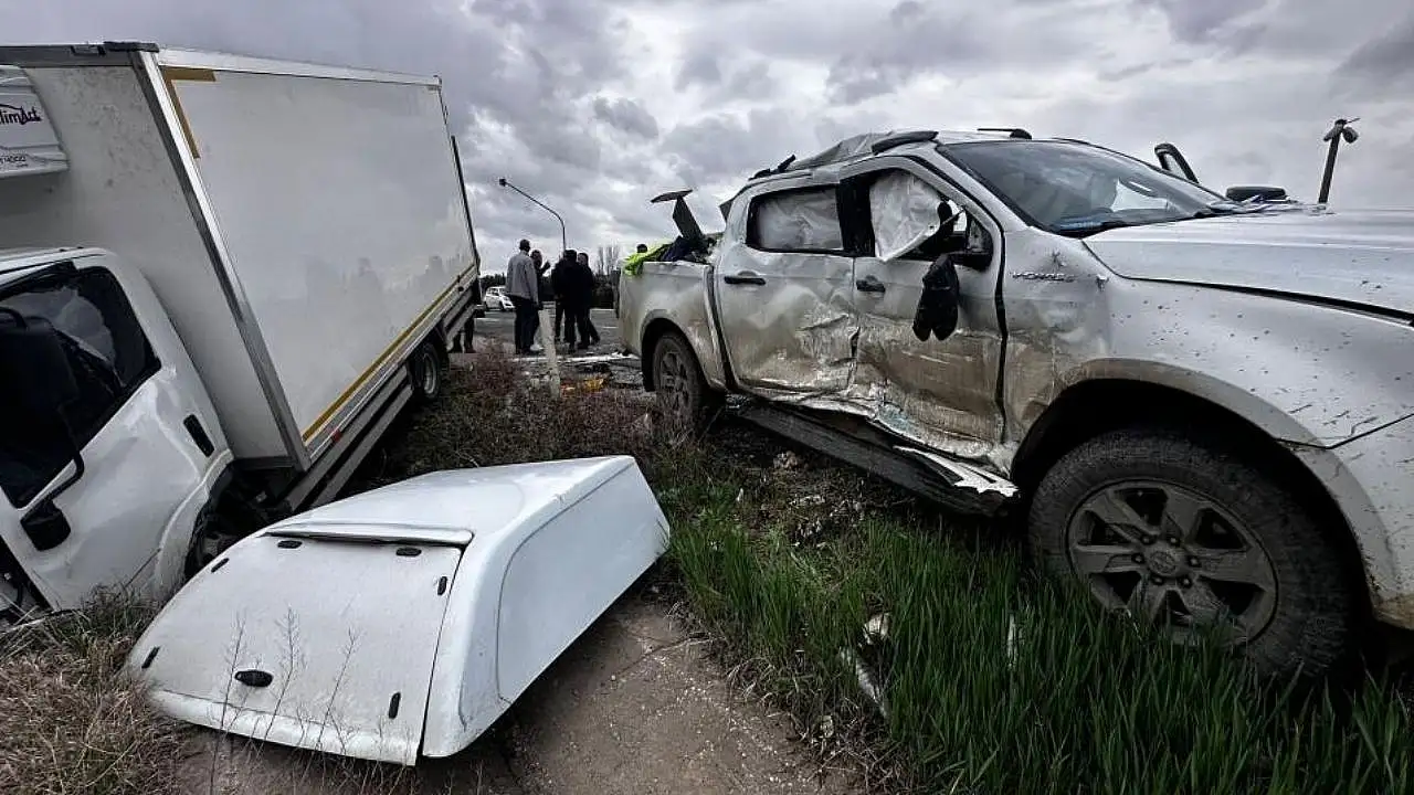Konya'da korkutan kaza: Kamyonet ile pikap çarpıştı