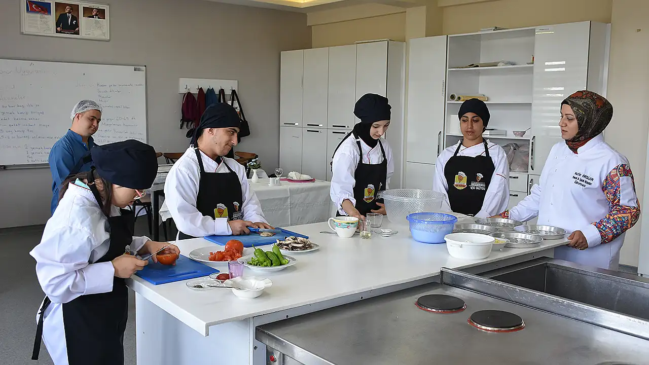 Konya'da özel bireyler aldıkları eğitimlerle meslek sahibi oluyor