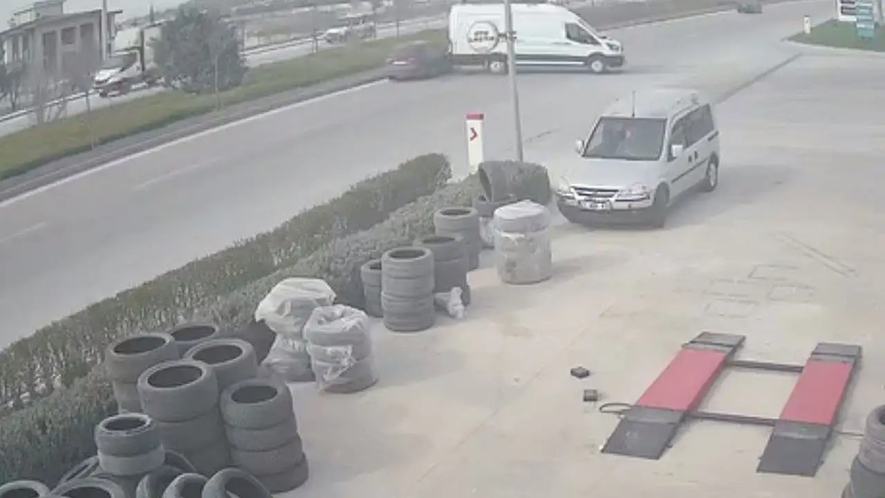 Konya’da şaşırtan kaza: Minibüs geri geri yola kaydı