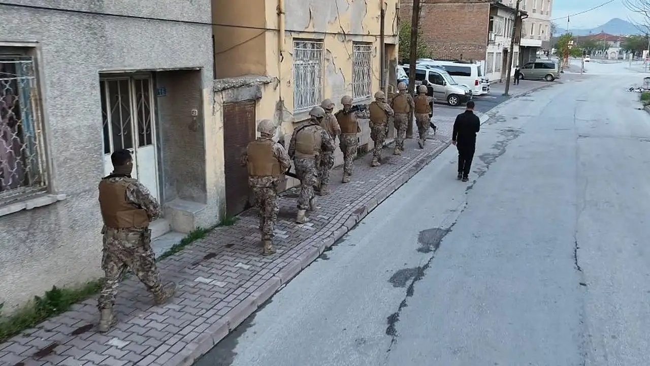 Konya’da tefecilere şafak operasyonu: Evden servet çıktı!