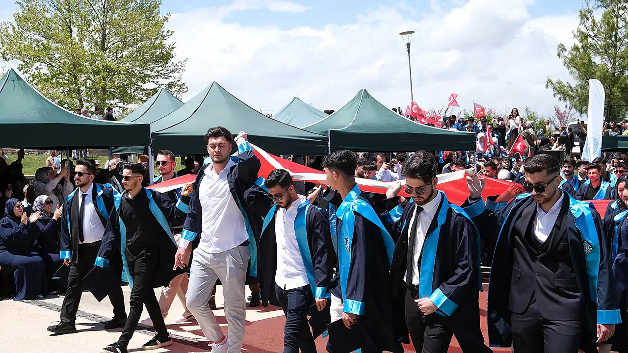 Konya'da üniversite öğrencileri mezuniyet heyecanı yaşadı