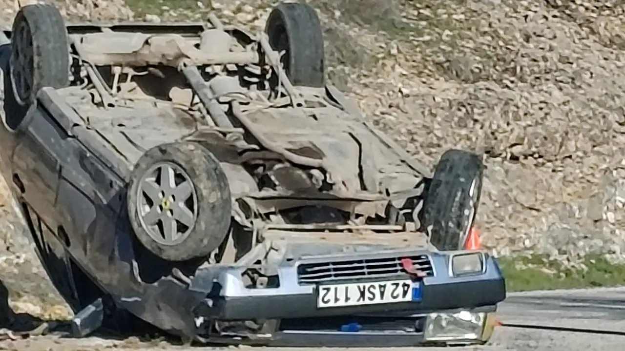 Konya'da vahim kaza! Otomobil ters döndü