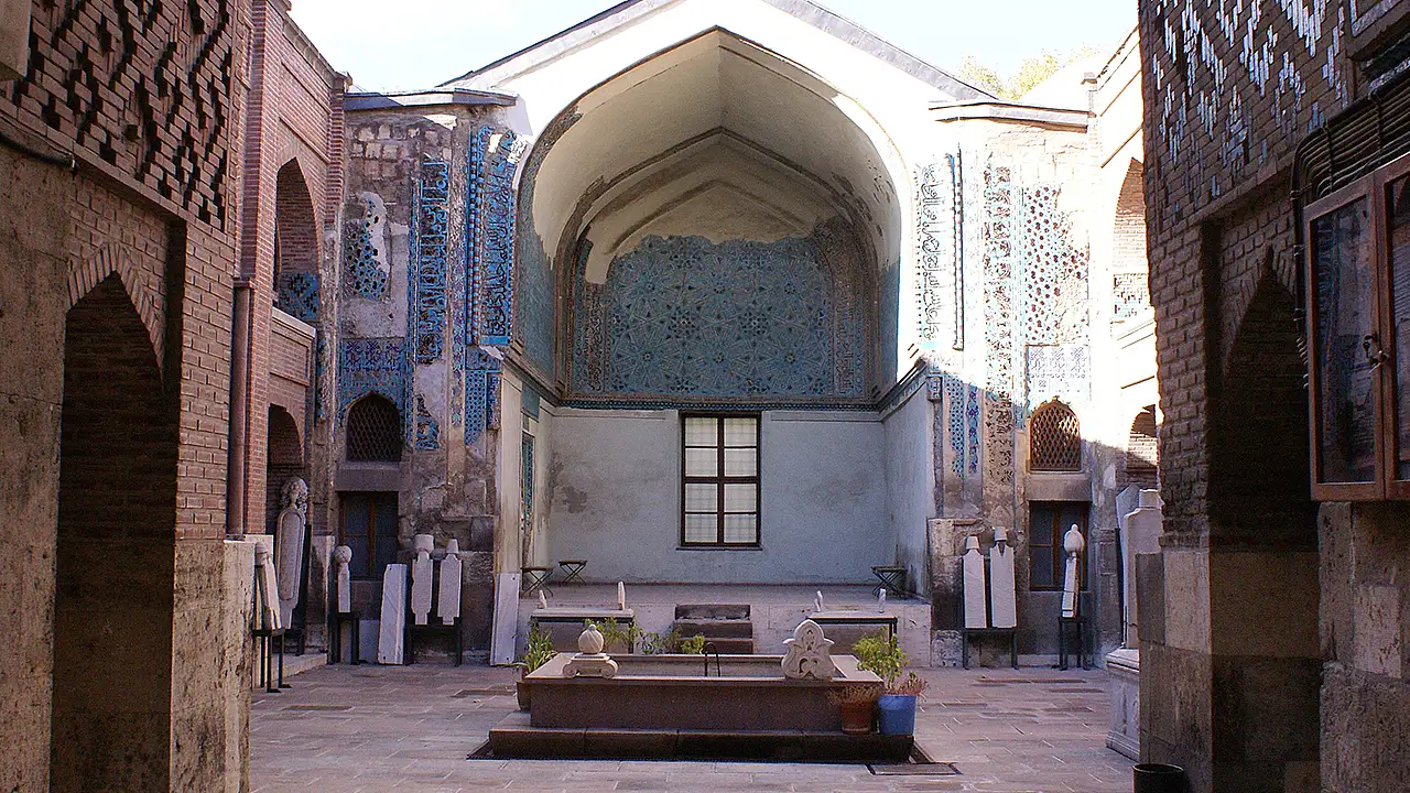 Konya’daki bu medrese görenleri renkleriyle büyülüyor