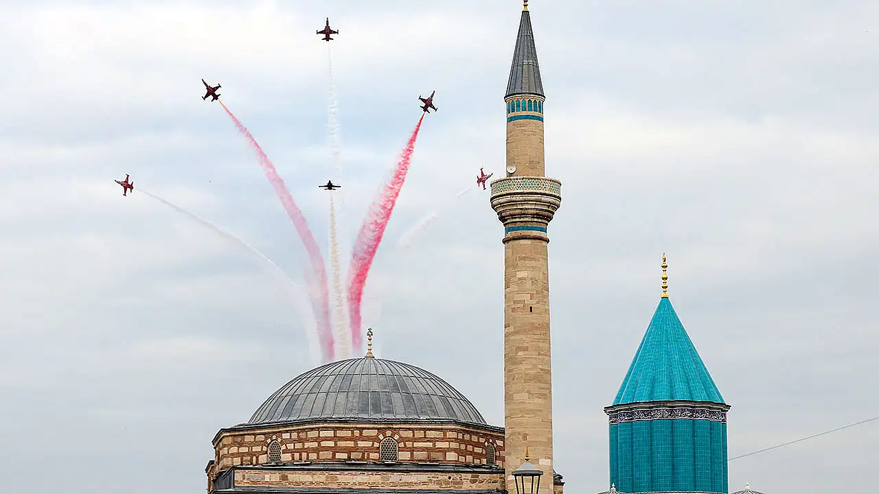 Türk Yıldızları’ndan Konya semalarında büyüleyen gösteri
