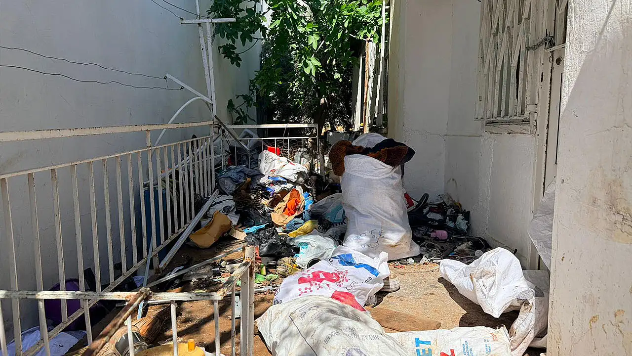 Aynı evden yine kamyonlar dolusu çöp çıktı