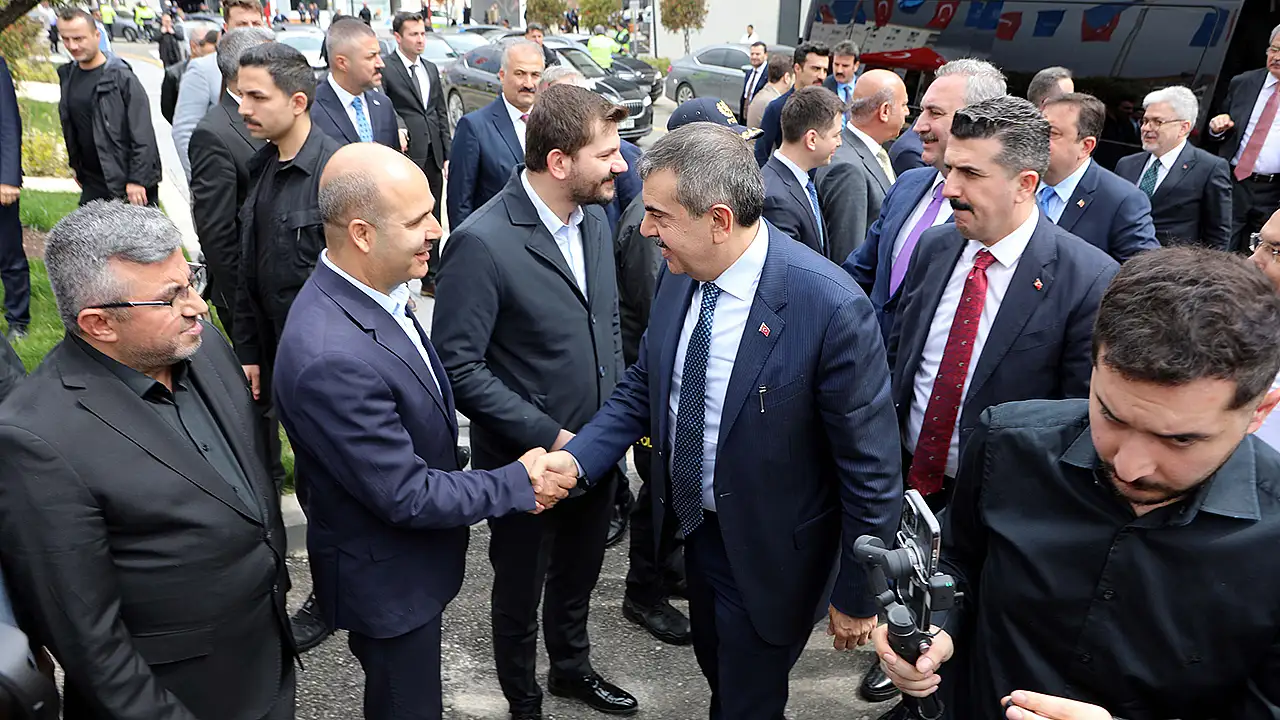 Bakan Tekin, Konyalı belediyeye teşekkürlerini sundu