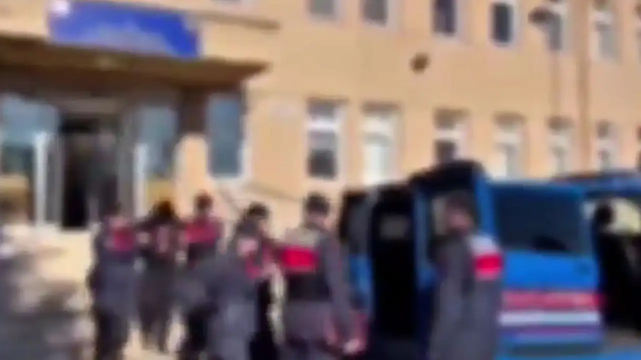 Jandarma ekipleri, Bursa Kestel çelik kasa hırsızlığı zanlılarını yakalamak için 126 saatlik kamera kaydını izleyerek tam 16 bin araç plakasını titizlikle analiz etti.