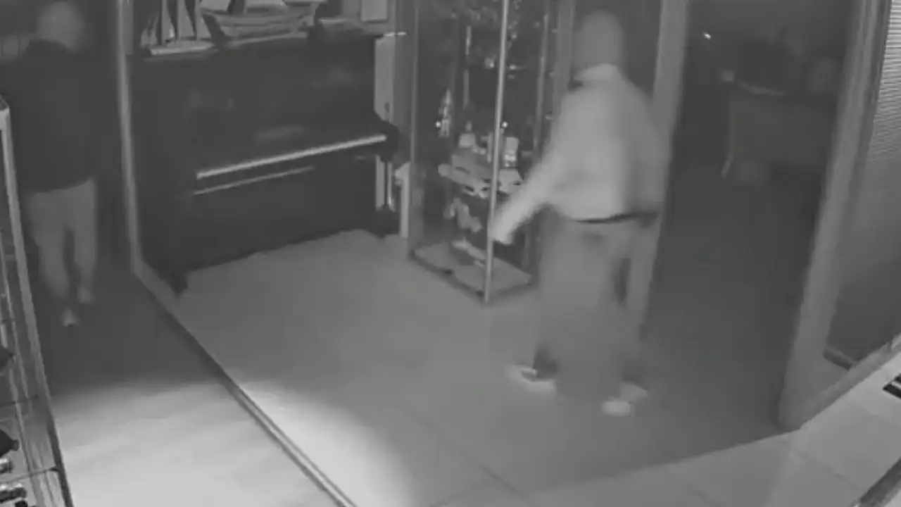 Bursa Kestel çelik kasa hırsızlığı olayını gerçekleştiren maskeli şahısların iki ayrı işletmede gerçekleştirdiği 2 milyon liralık vurgun anları güvenlik kameralarına yansıdı