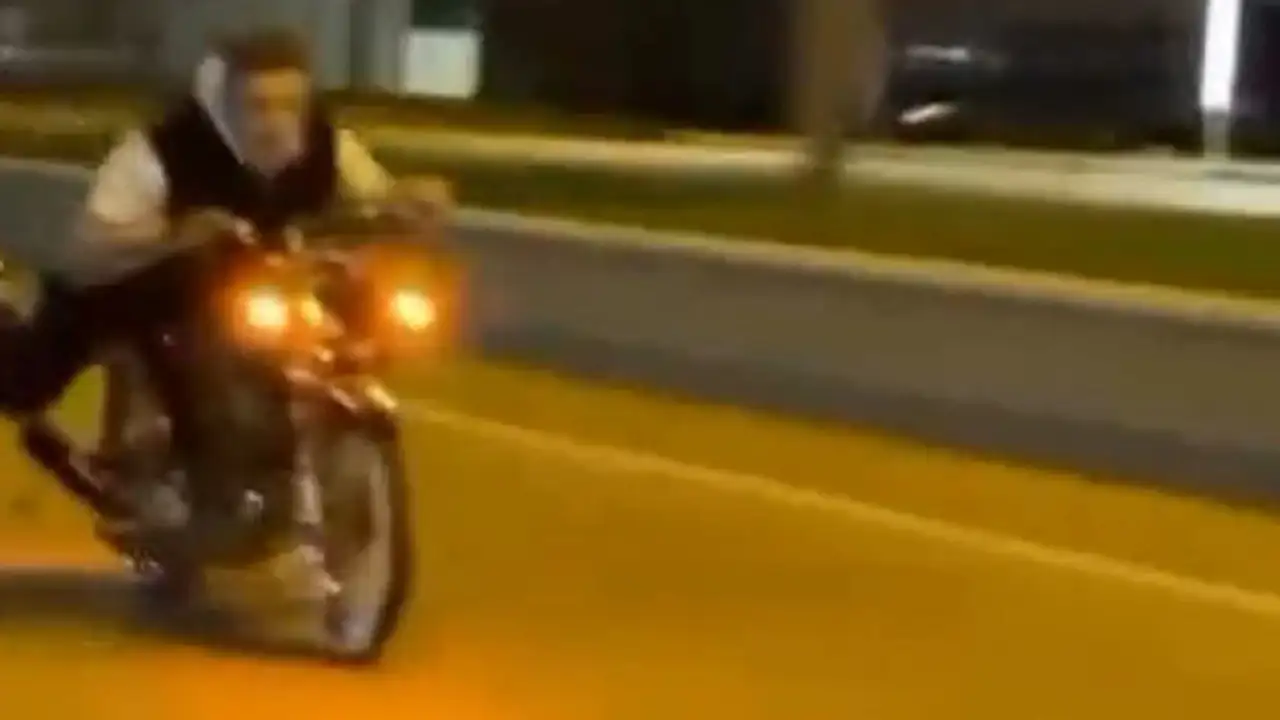 Bursa'nın Kestel ilçesinde bir motosiklet sürücüsü, trafikte seyir halindeyken motosikletin üzerine uzanarak tehlikeli hareketler yaptı.