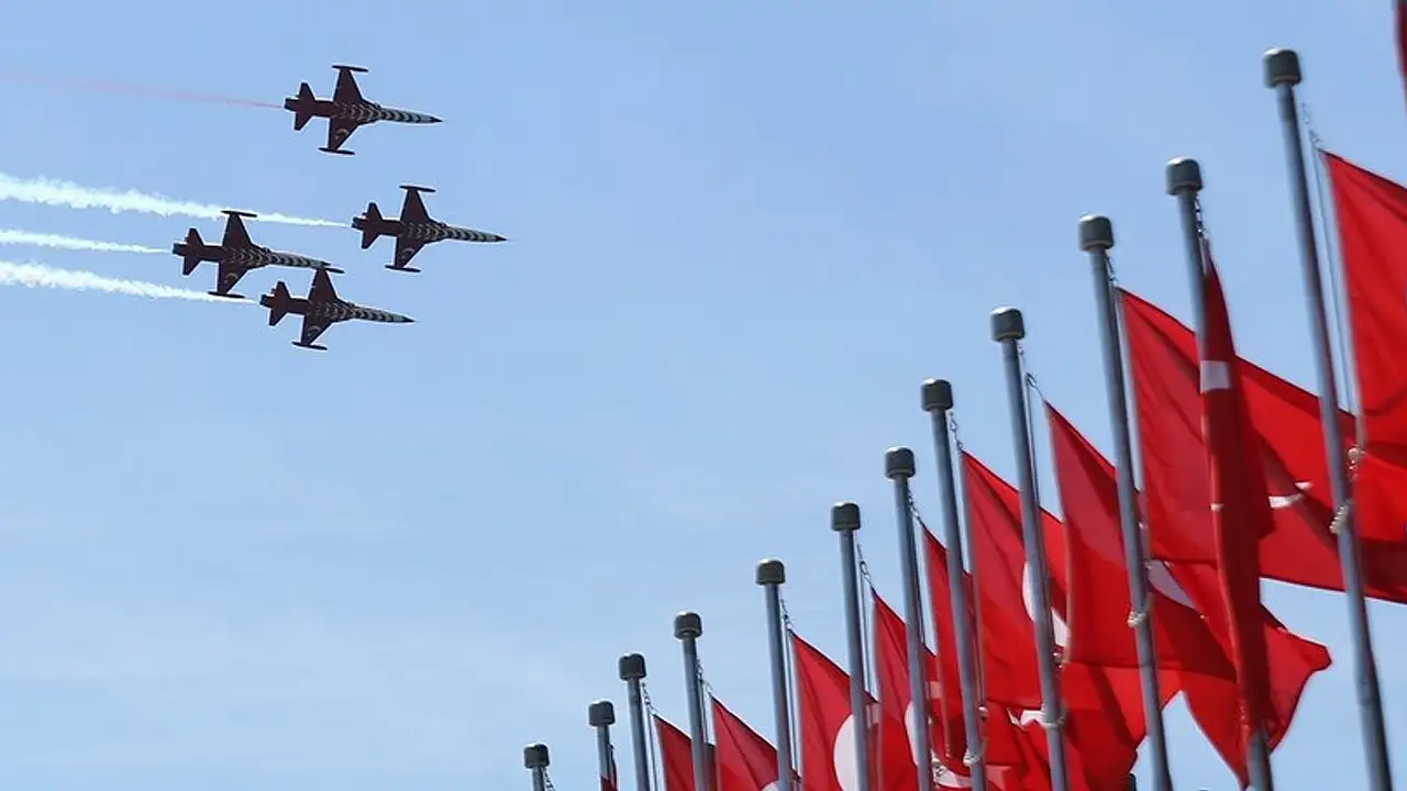 Çanakkale Kara Savaşları'nın 111. yıl dönümü anma törenleri kapsamında Türk Yıldızları Çanakkale gösterisi Şehitler Abidesi semalarında gerçekleştirildi.